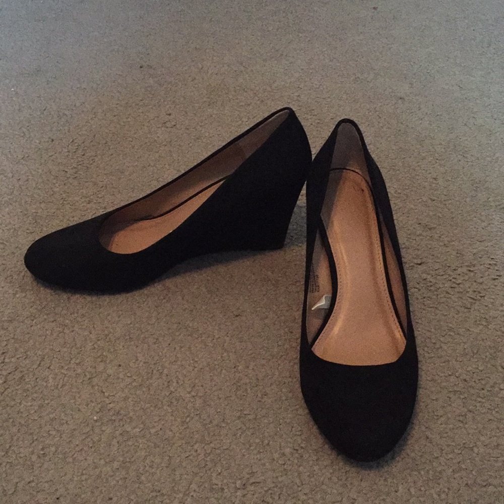 Black wedges